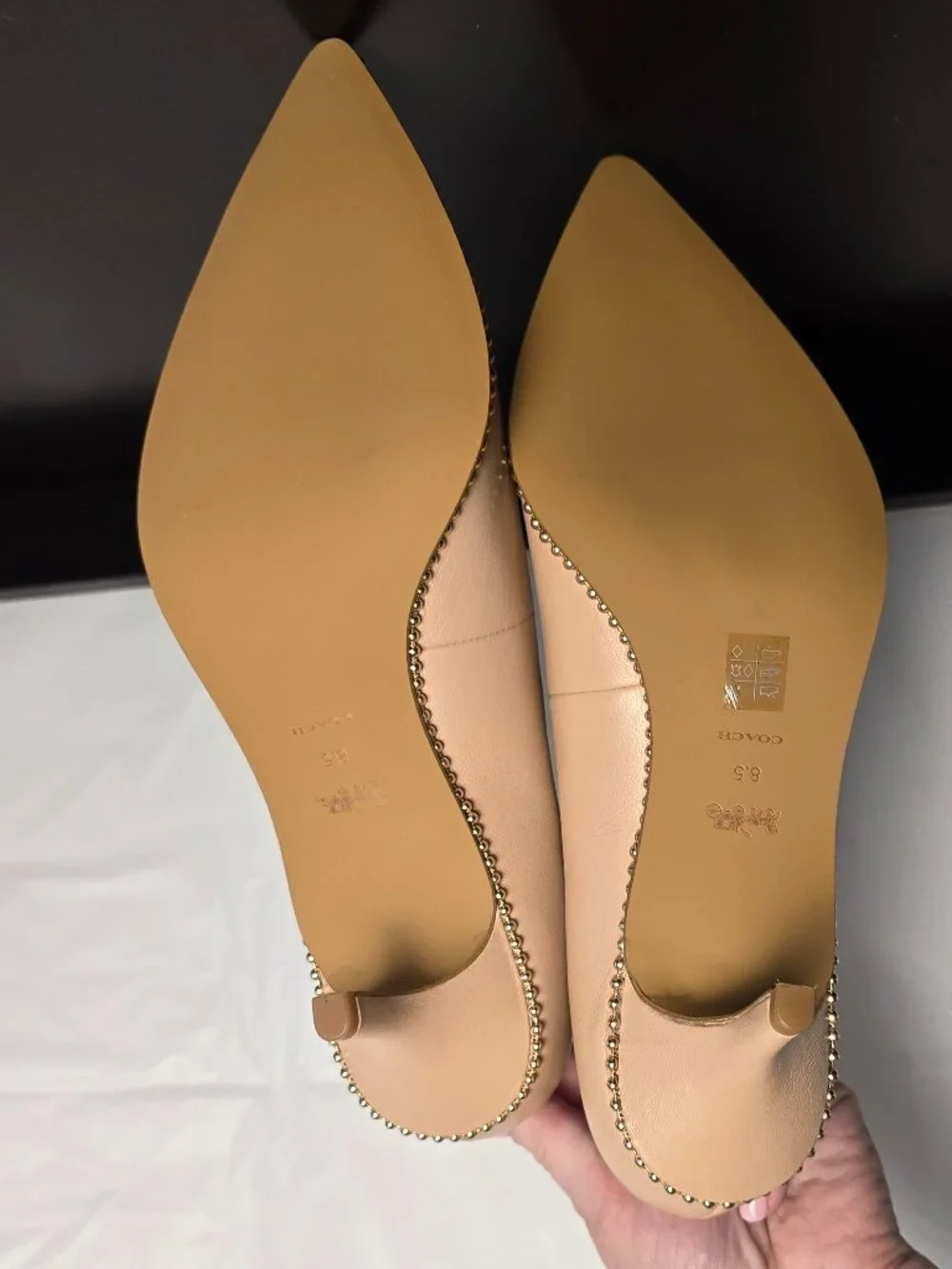 Coach Jackie Leather Kitten Heel Pumps with Gold Tone Beadchain Detail Size 8.5